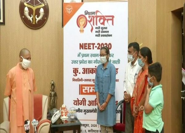 Adityanath Felicitates Akanksha Singh