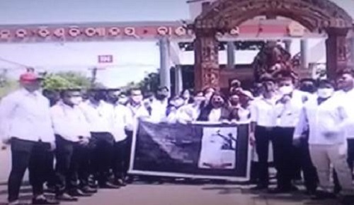 Know Why Law Students In Odisha Protested At Utkal University Gate